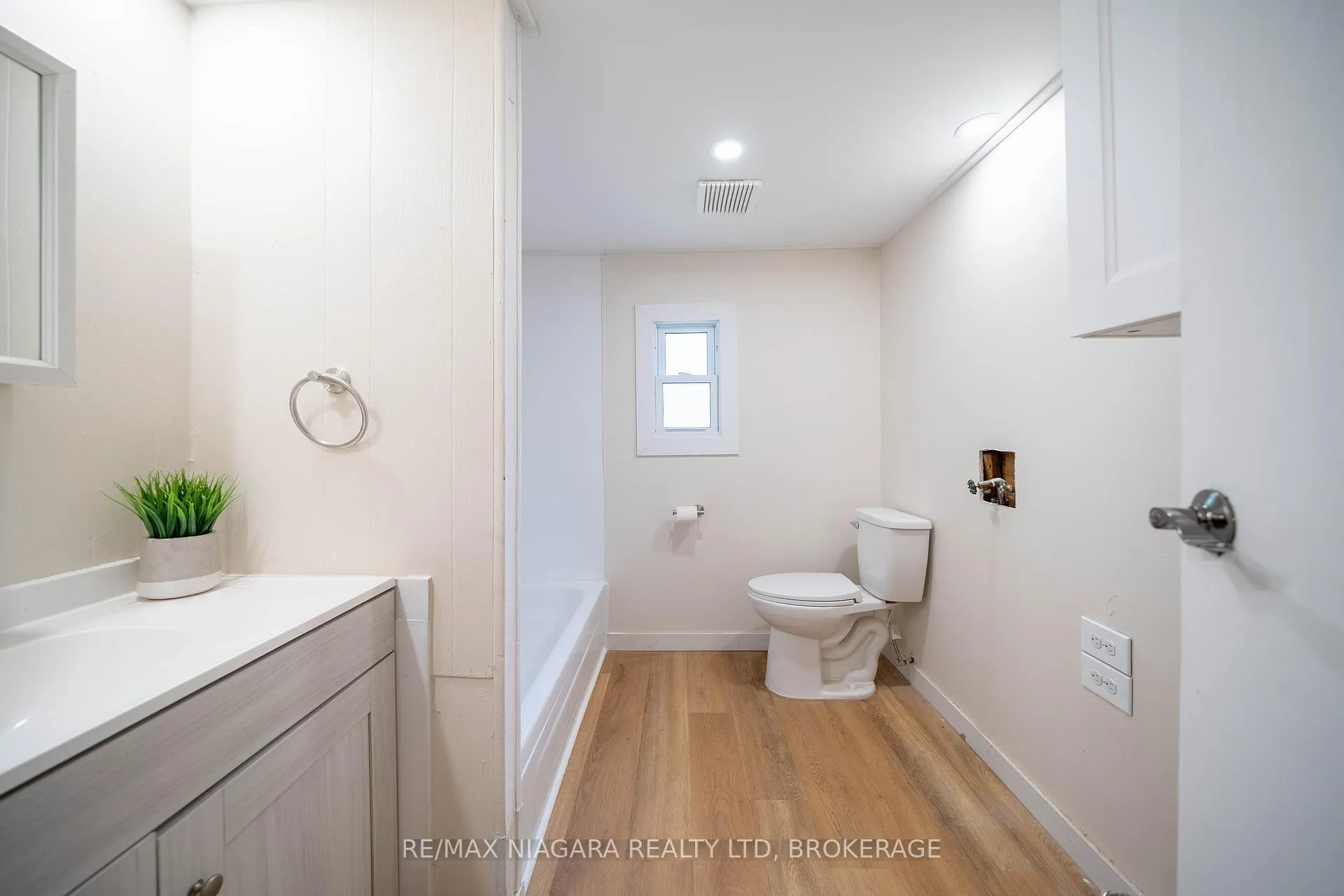 Photo 13 of 4595 Abigail Lane, Lincoln, Beamsville — HOMEH