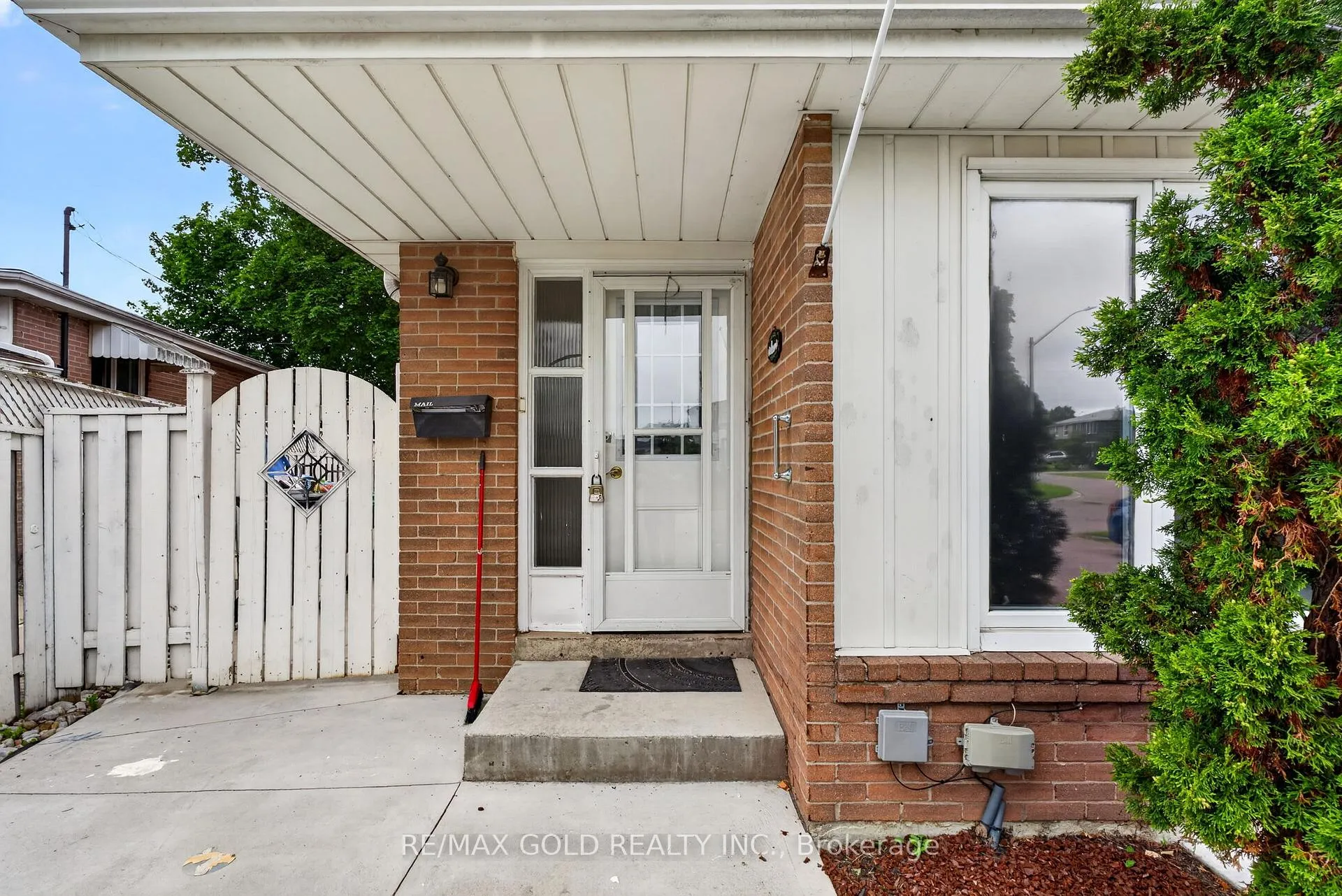 Photo 4 of 53 Dalraith Crescent, Brampton, Southgate — HOMEH