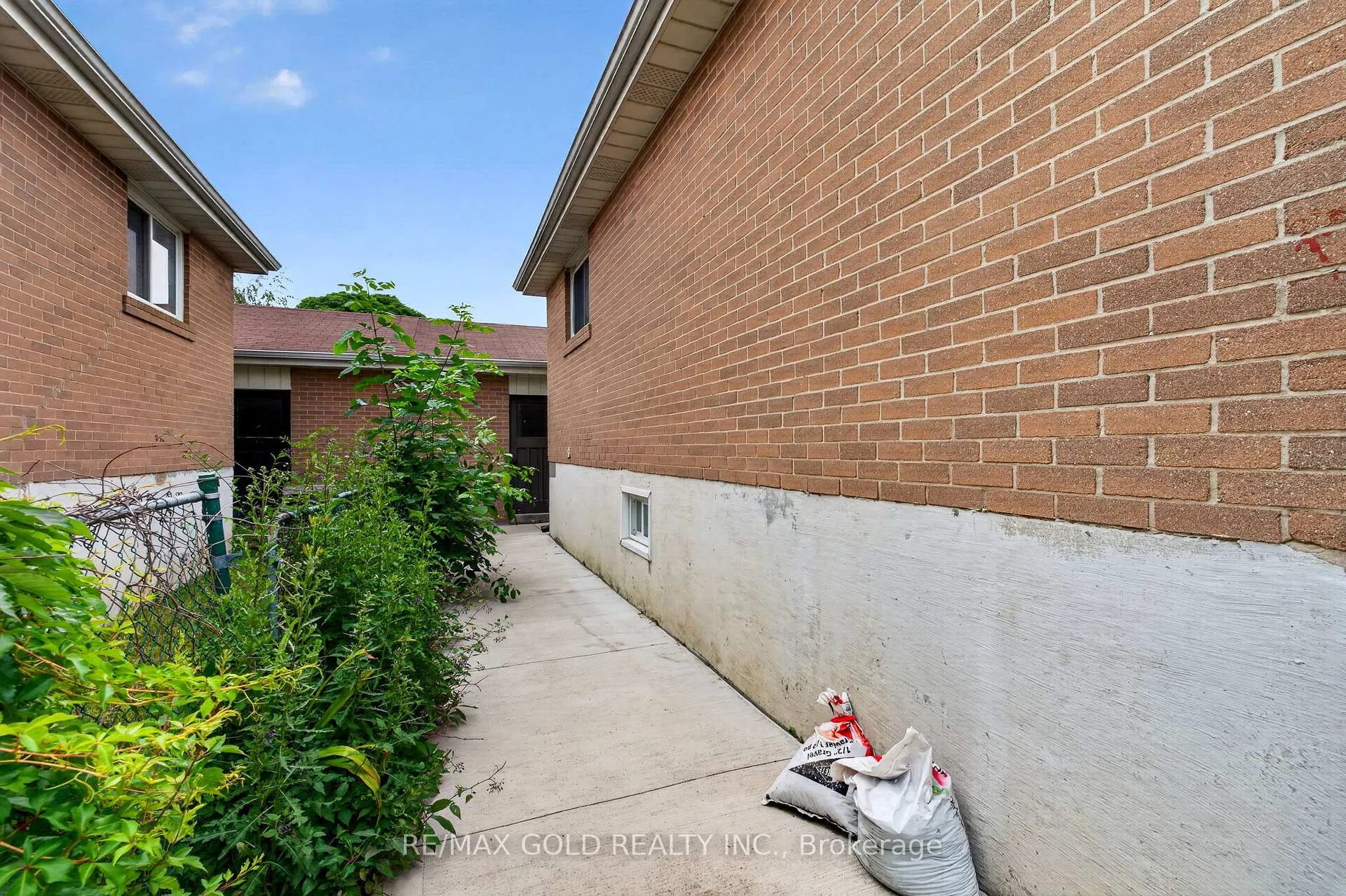 Photo 32 of 53 Dalraith Crescent, Brampton, Southgate — HOMEH