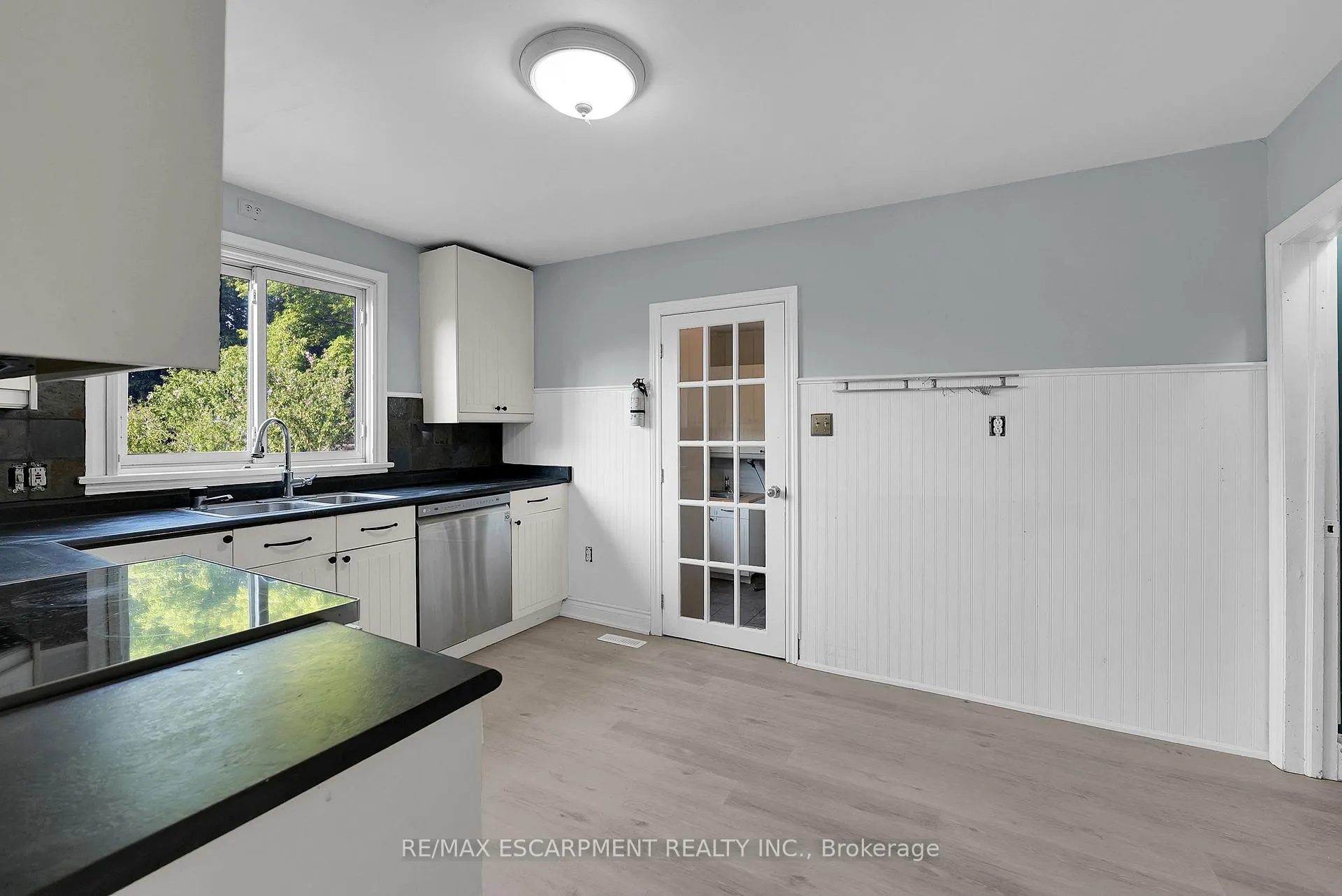 Photo 8 of 9 Arlington Avenue, St. Catharines, E. Chester — HOMEH
