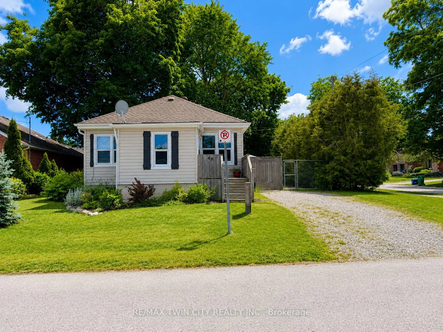 Photo 2 of 49 William Street, North Dumfries — HOMEH