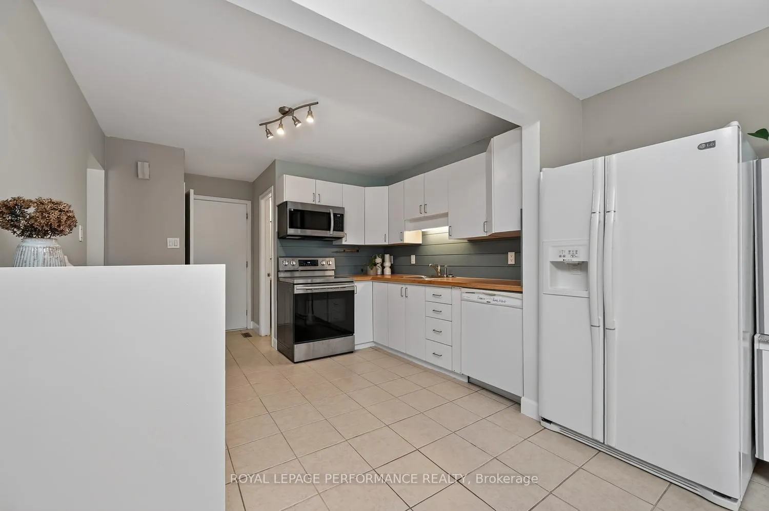 Photo 12 of 37 Oberon Street, Ottawa, Westcliffe Estates — HOMEH