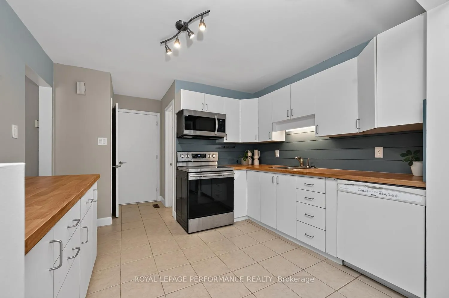 Photo 13 of 37 Oberon Street, Ottawa, Westcliffe Estates — HOMEH