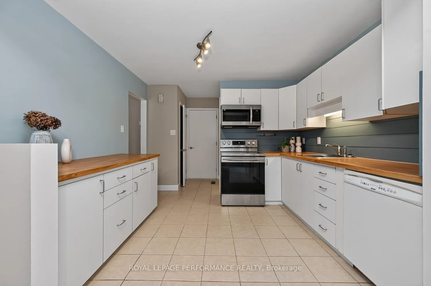 Photo 15 of 37 Oberon Street, Ottawa, Westcliffe Estates — HOMEH