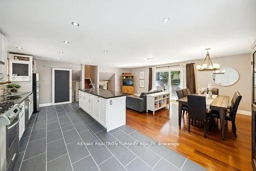 Photo 8 of 14 Emily Carr Street, Markham, Unionville — HOMEH