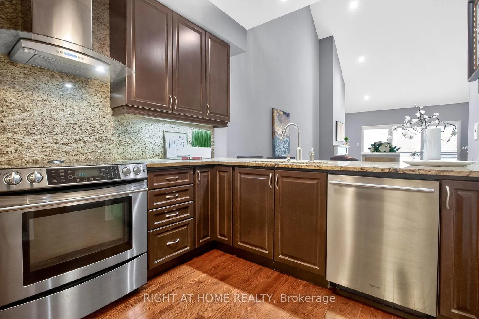 Photo 13 of 145 Louisbourg Way, Markham, Greensborough — HOMEH