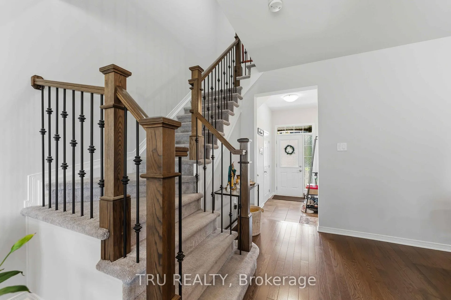 Photo 4 of 205 Losino Crescent, Ottawa, Kanata - Emerald Meadows/Trailwest — HOMEH