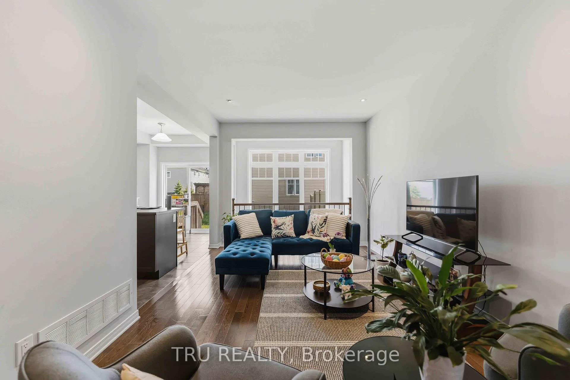 Photo 5 of 205 Losino Crescent, Ottawa, Kanata - Emerald Meadows/Trailwest — HOMEH