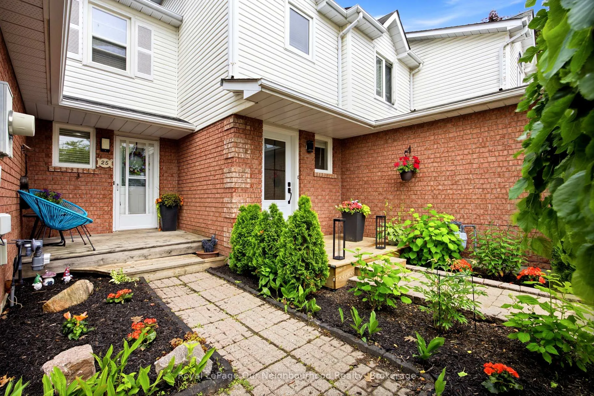 Photo 2 of 25 Hanning Court, Clarington, Bowmanville — HOMEH