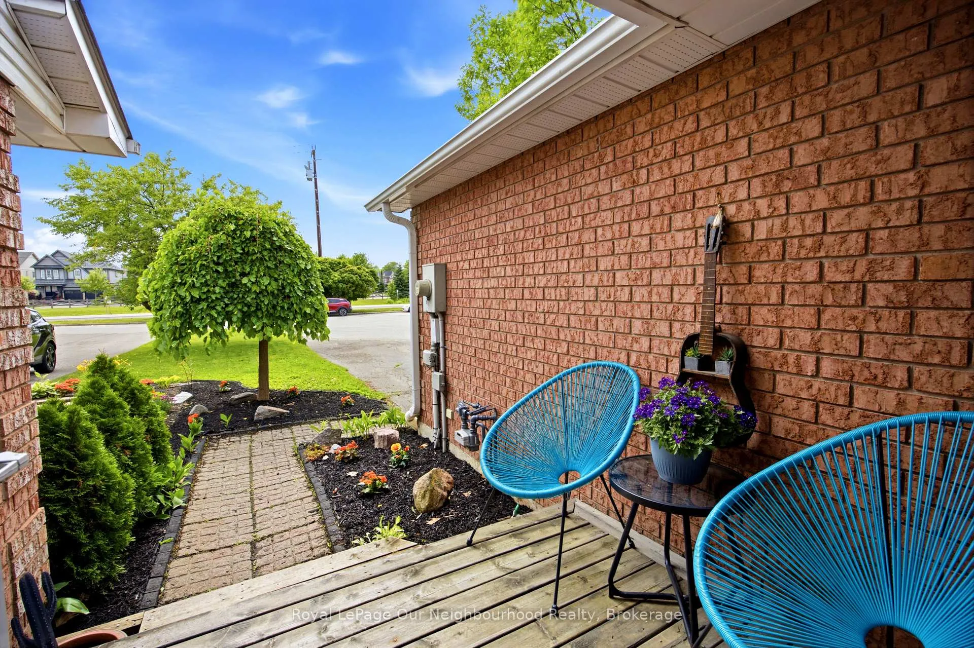 Photo 3 of 25 Hanning Court, Clarington, Bowmanville — HOMEH