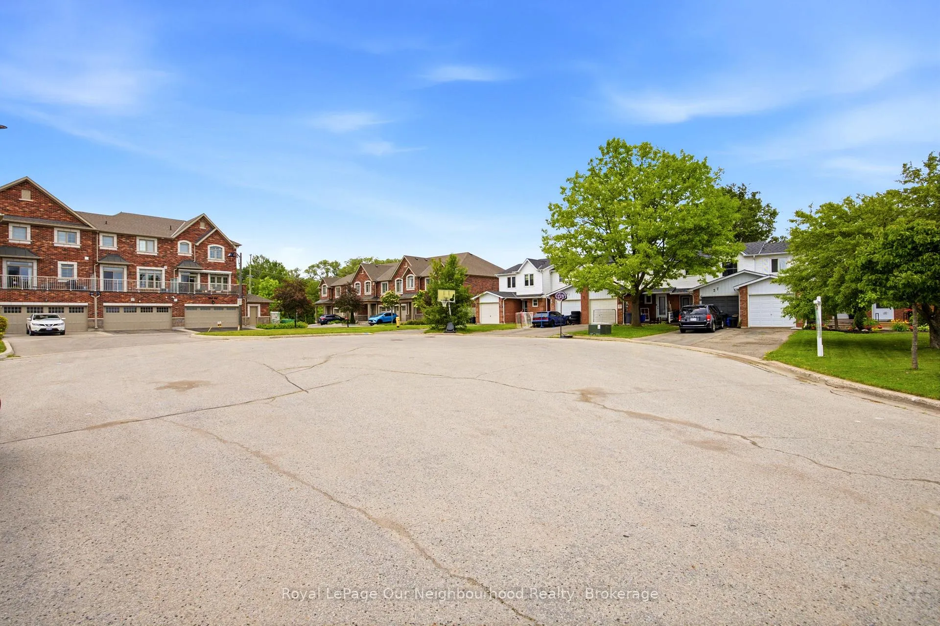 Photo 4 of 25 Hanning Court, Clarington, Bowmanville — HOMEH