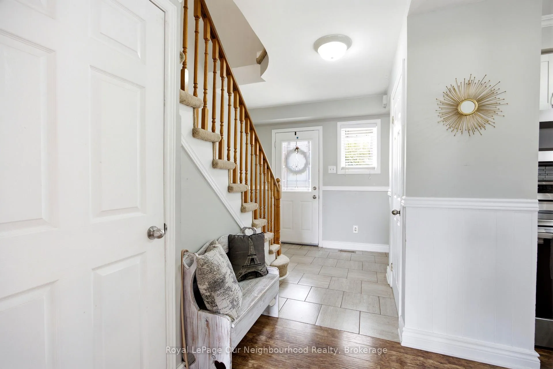 Photo 5 of 25 Hanning Court, Clarington, Bowmanville — HOMEH