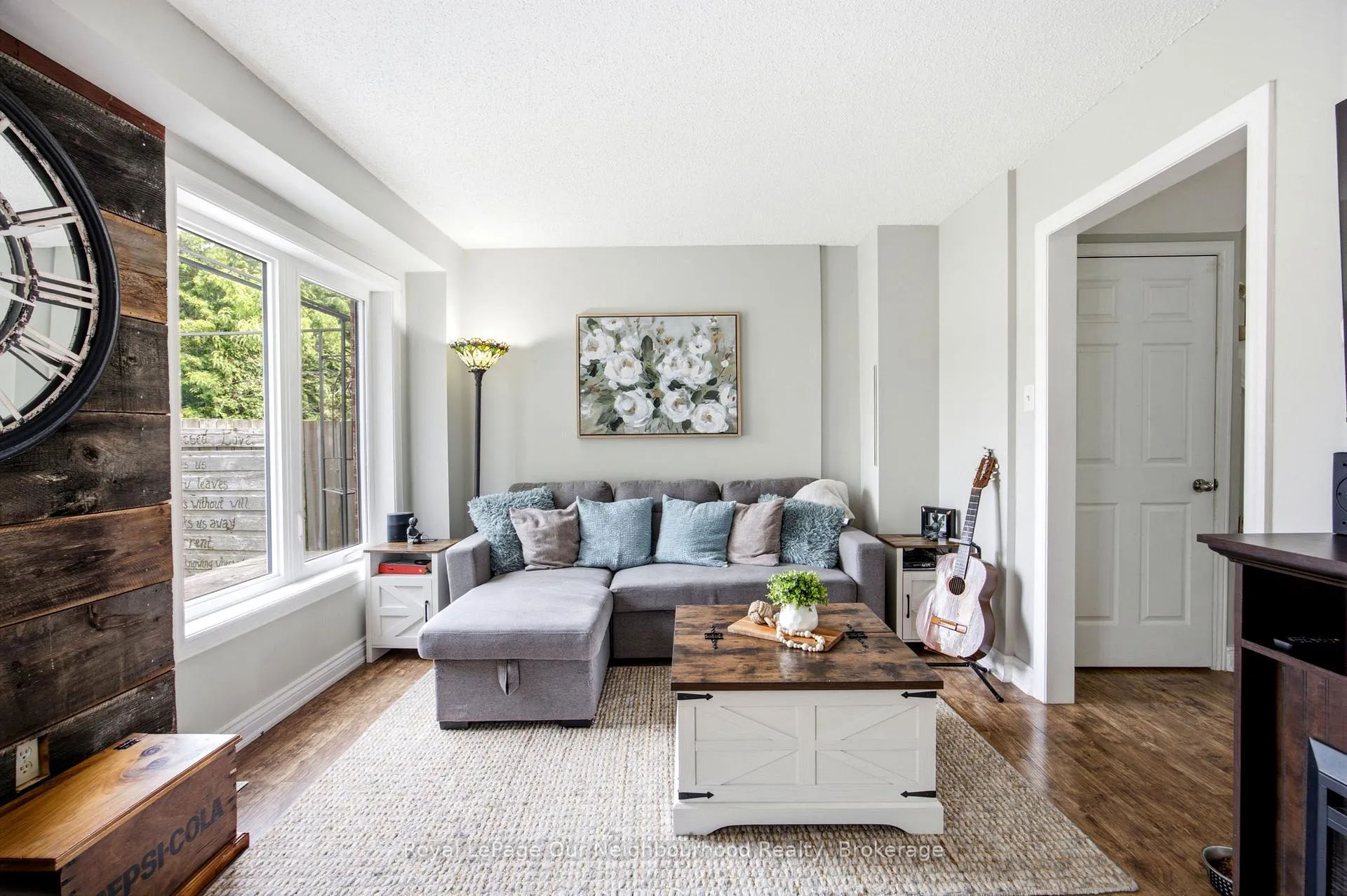 Photo 8 of 25 Hanning Court, Clarington, Bowmanville — HOMEH