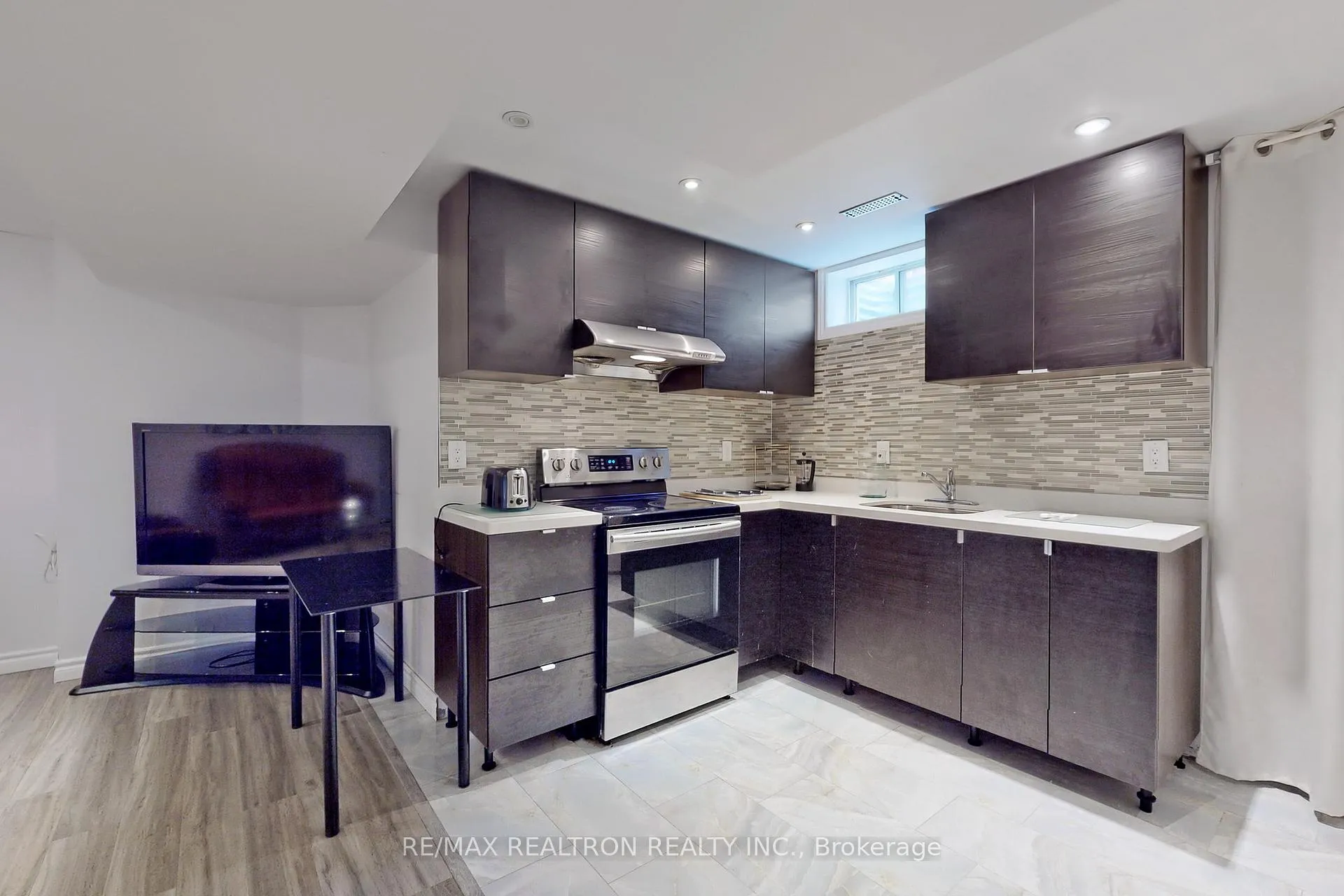 Photo 3 of Unit Bsmt, 32 Subrisco Avenue, Richmond Hill, Devonsleigh — HOMEH