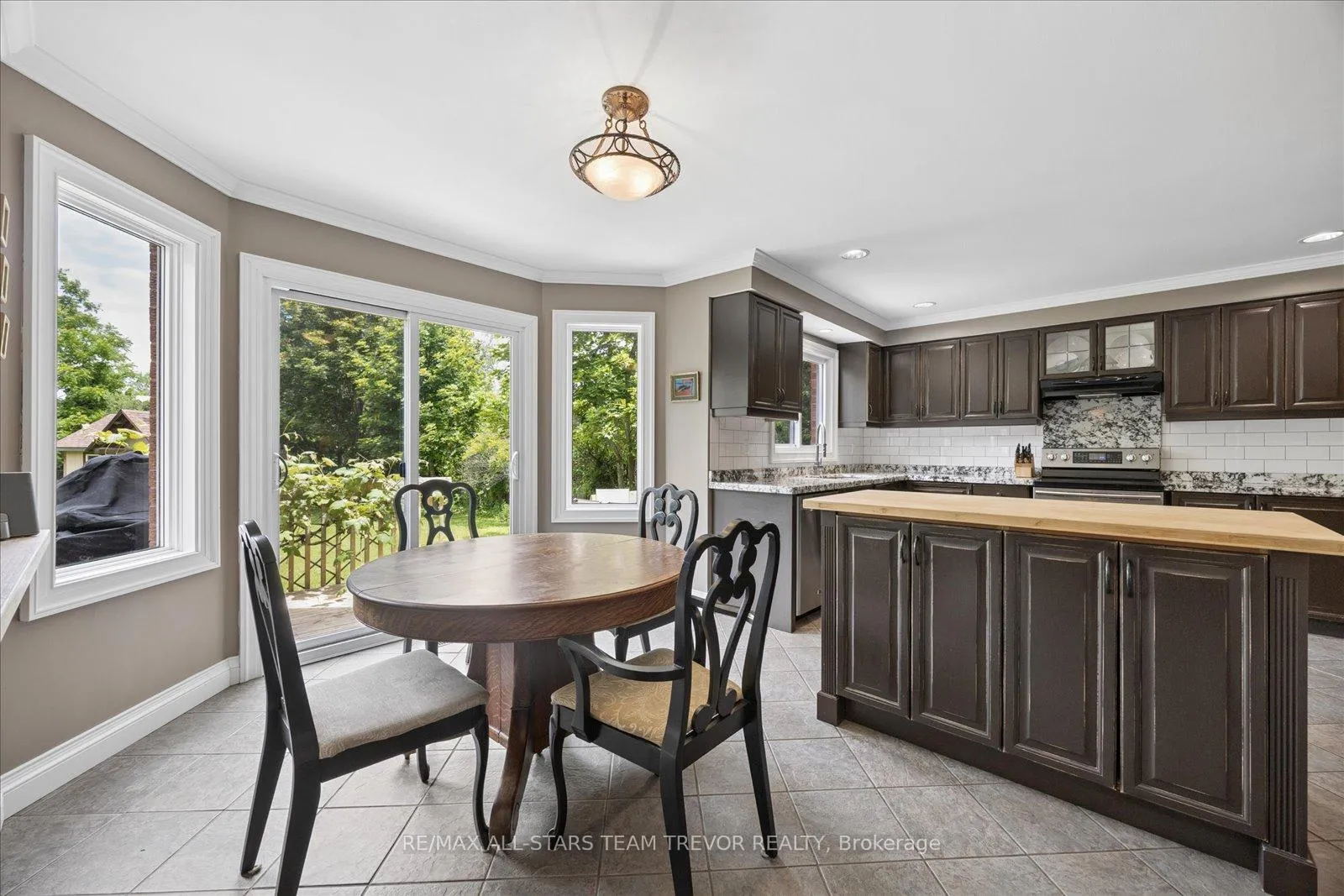 Photo 5 of 46 Chartwell Crescent, Georgina, Keswick North — HOMEH