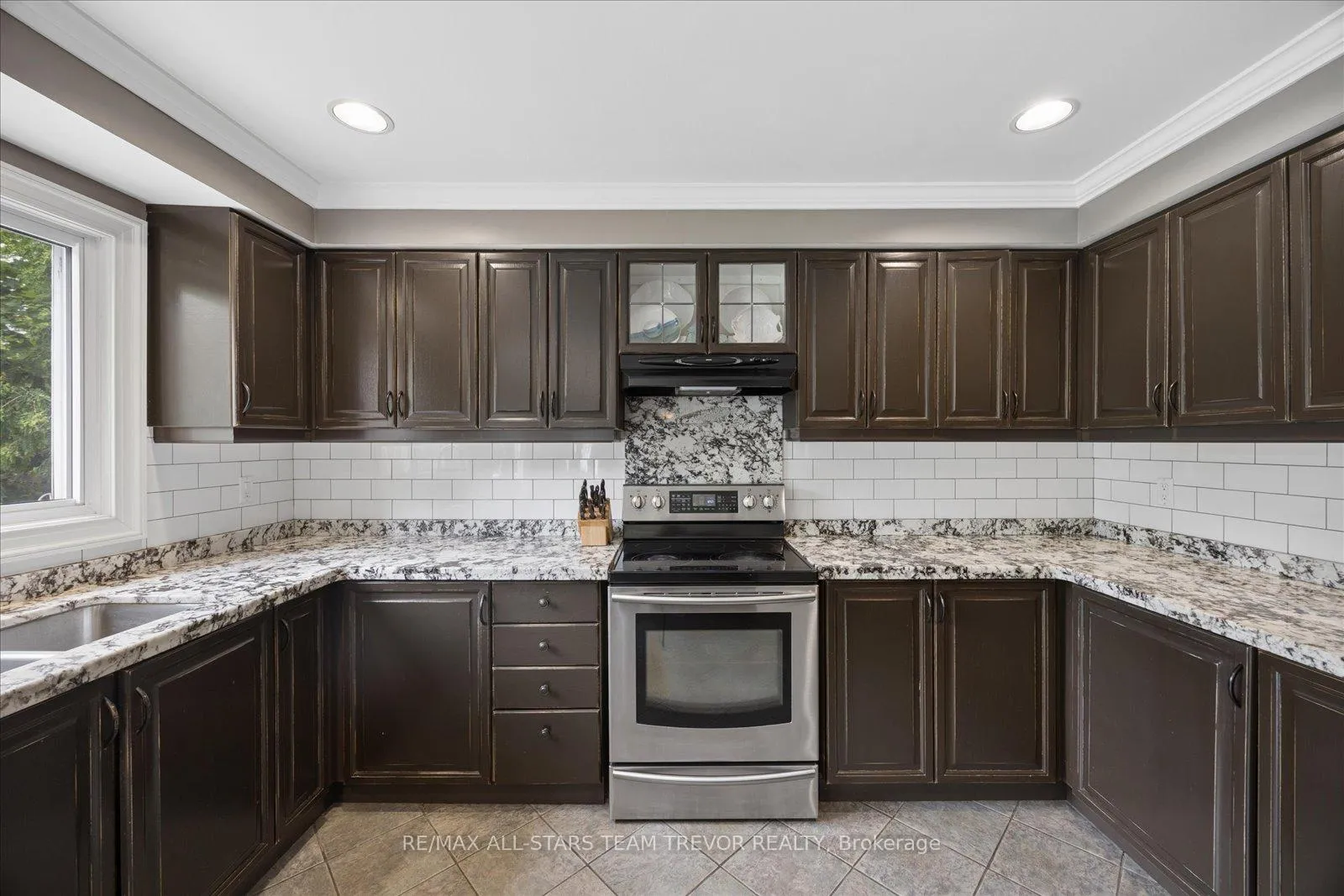 Photo 6 of 46 Chartwell Crescent, Georgina, Keswick North — HOMEH