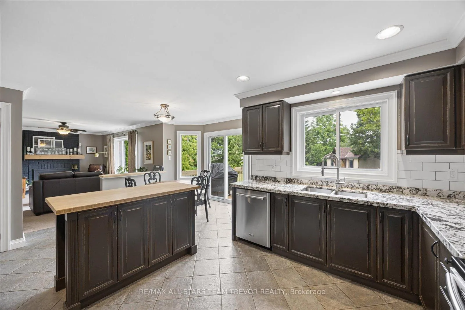 Photo 8 of 46 Chartwell Crescent, Georgina, Keswick North — HOMEH