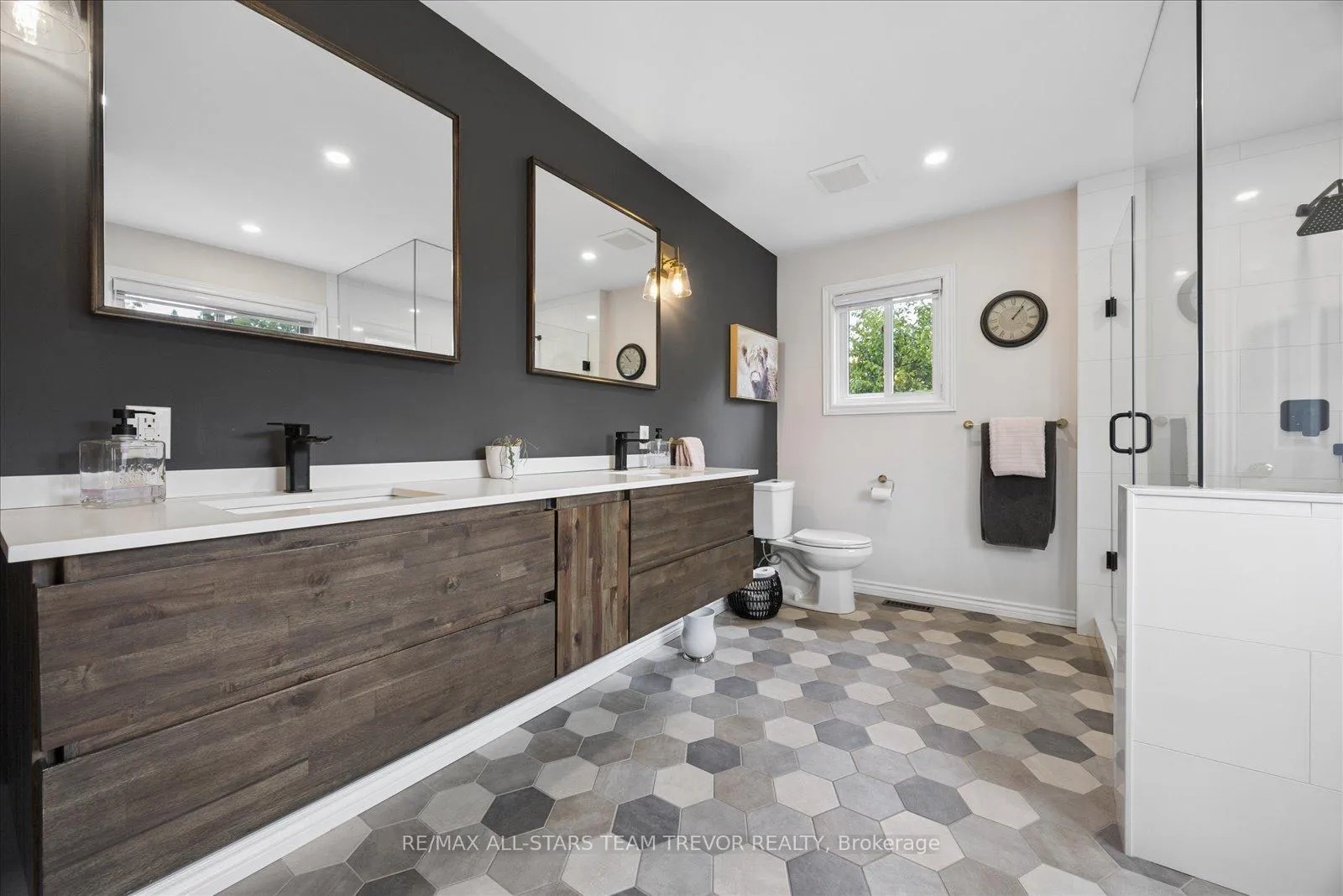Photo 19 of 46 Chartwell Crescent, Georgina, Keswick North — HOMEH