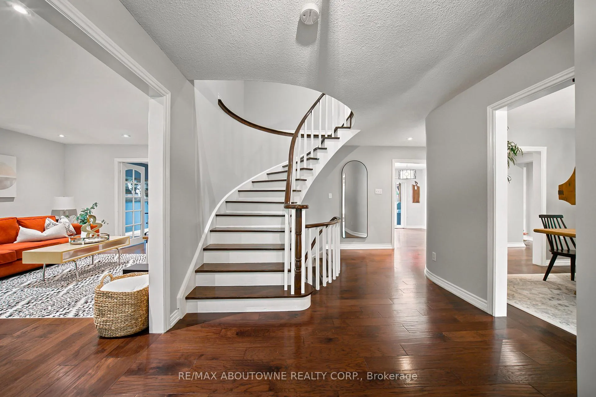 Photo 4 of 1393 Peerless Court, Oakville, College Park — HOMEH