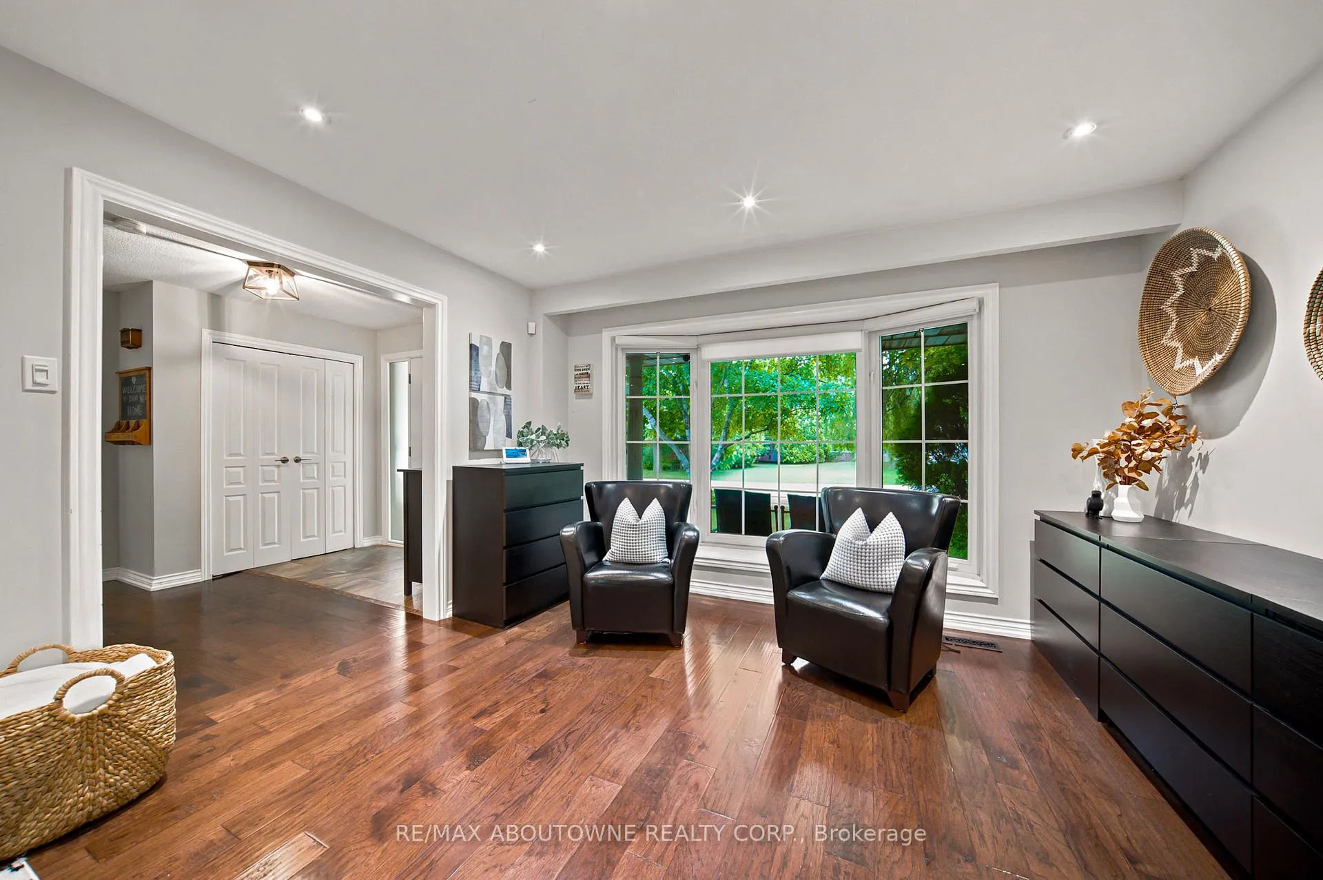 Photo 6 of 1393 Peerless Court, Oakville, College Park — HOMEH