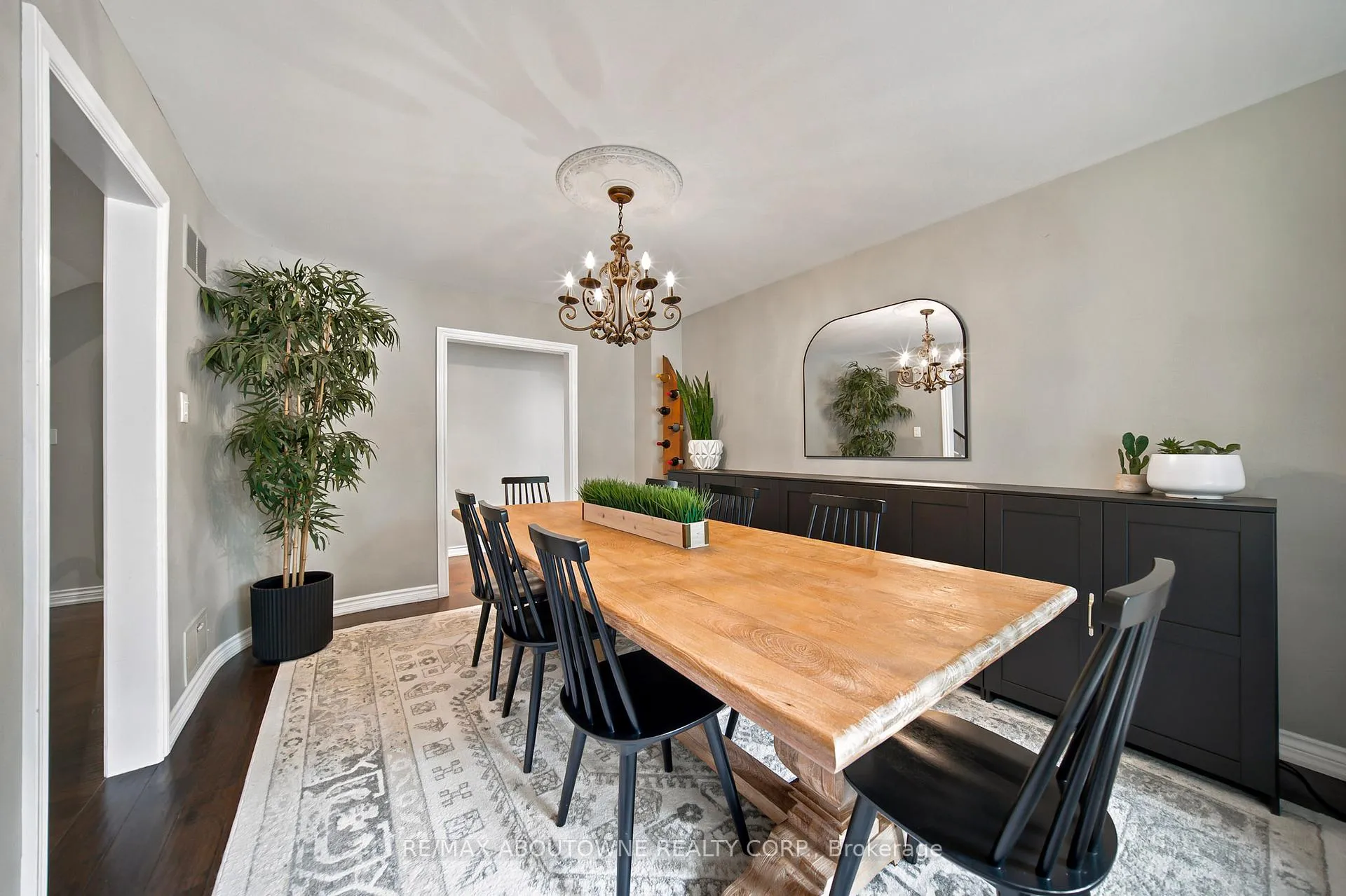 Photo 10 of 1393 Peerless Court, Oakville, College Park — HOMEH