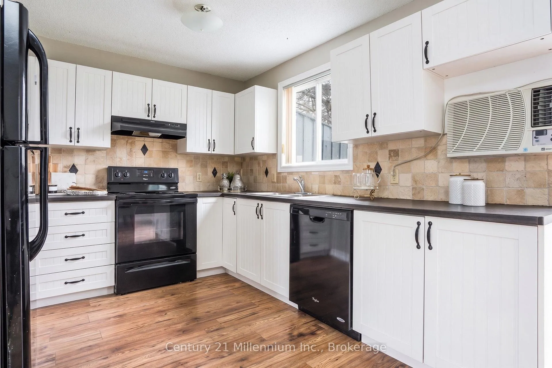 Photo 7 of Unit 4, 10 Baker Street, Wasaga Beach — HOMEH