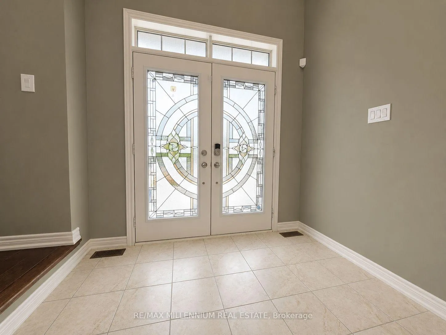 Photo 3 of 253 East's Corners (Main & 2nd Floors) Boulevard S, Vaughan, Kleinburg — HOMEH