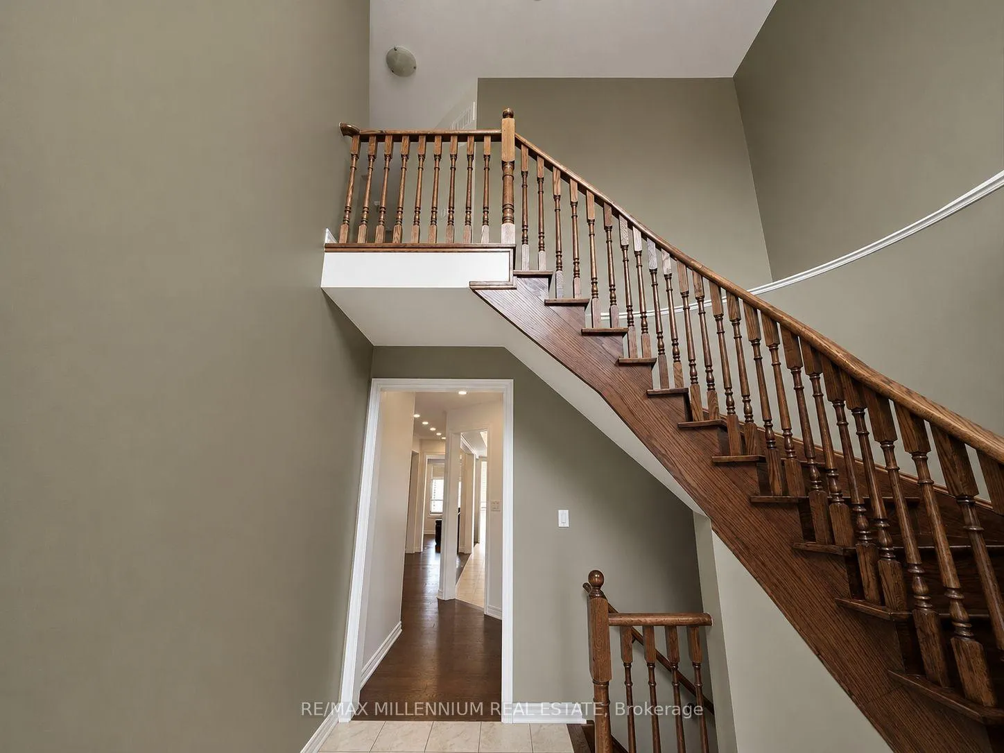 Photo 4 of 253 East's Corners (Main & 2nd Floors) Boulevard S, Vaughan, Kleinburg — HOMEH