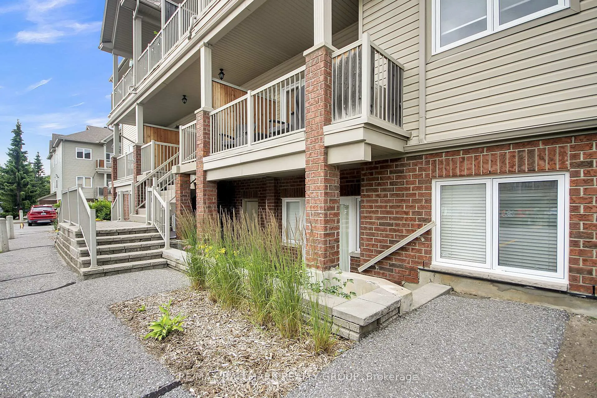 Photo 3 of Unit B, 251 Crestway Drive, Ottawa, Barrhaven East — HOMEH