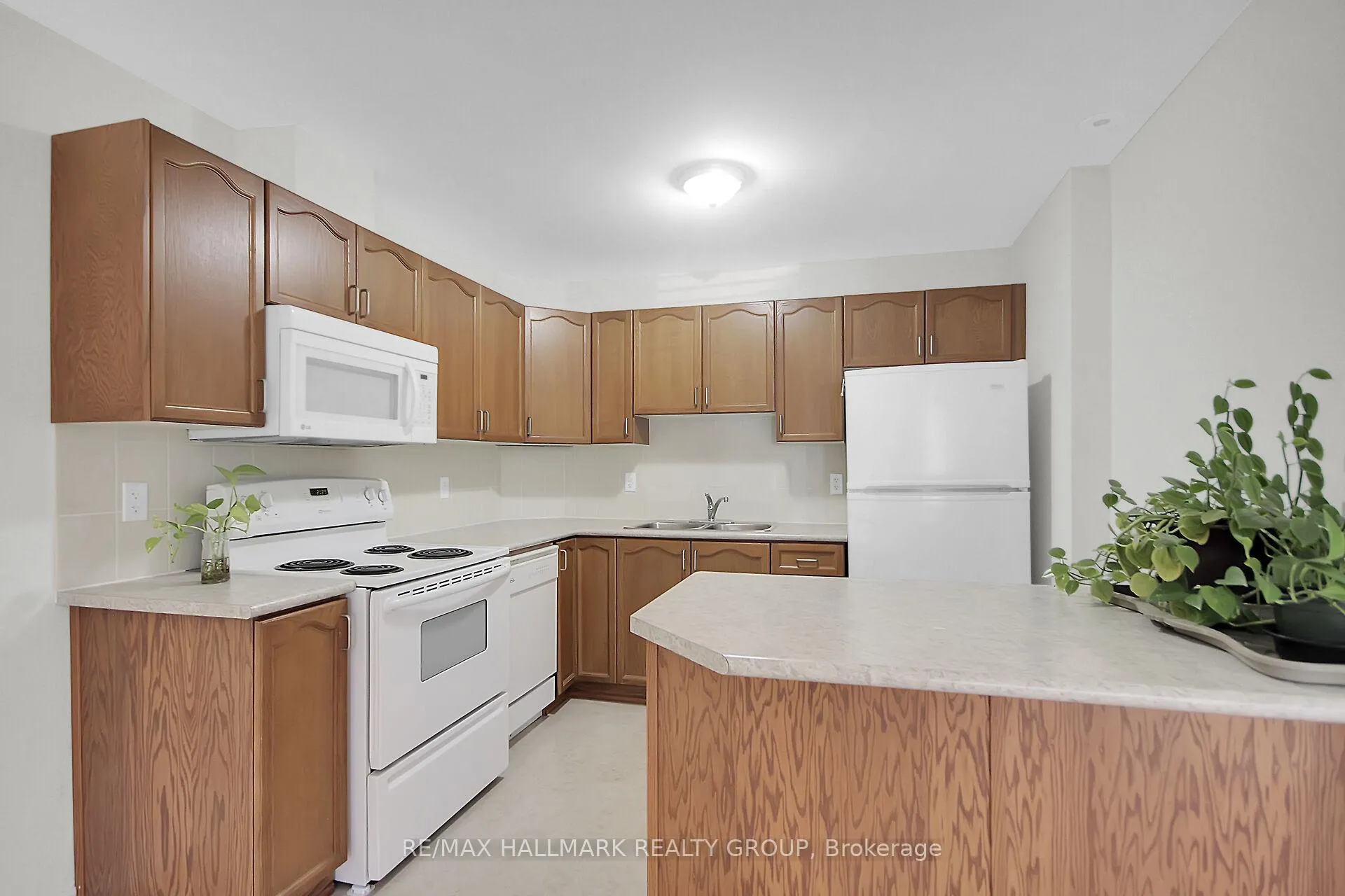 Photo 9 of Unit B, 251 Crestway Drive, Ottawa, Barrhaven East — HOMEH