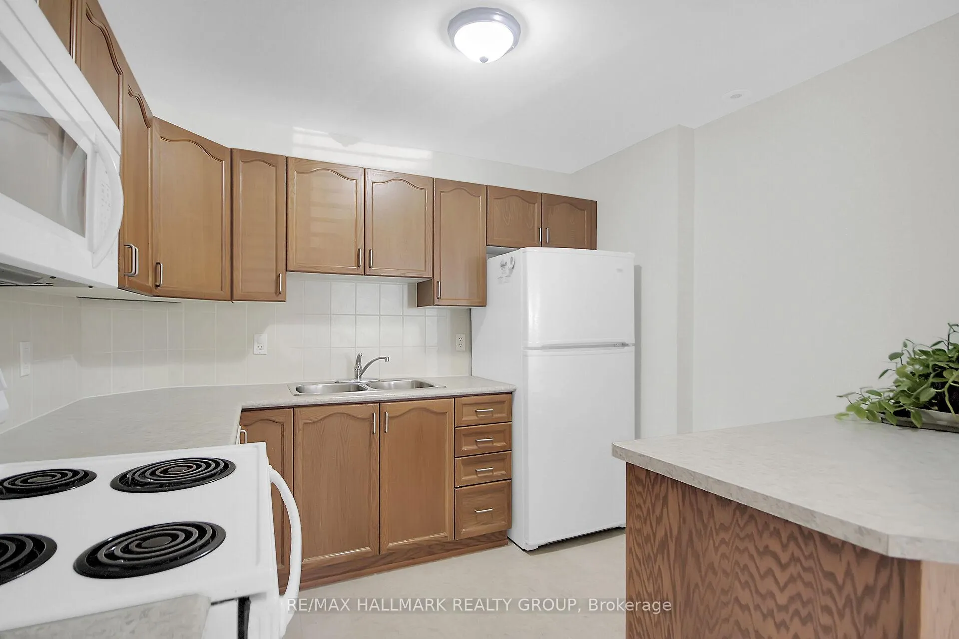 Photo 10 of Unit B, 251 Crestway Drive, Ottawa, Barrhaven East — HOMEH