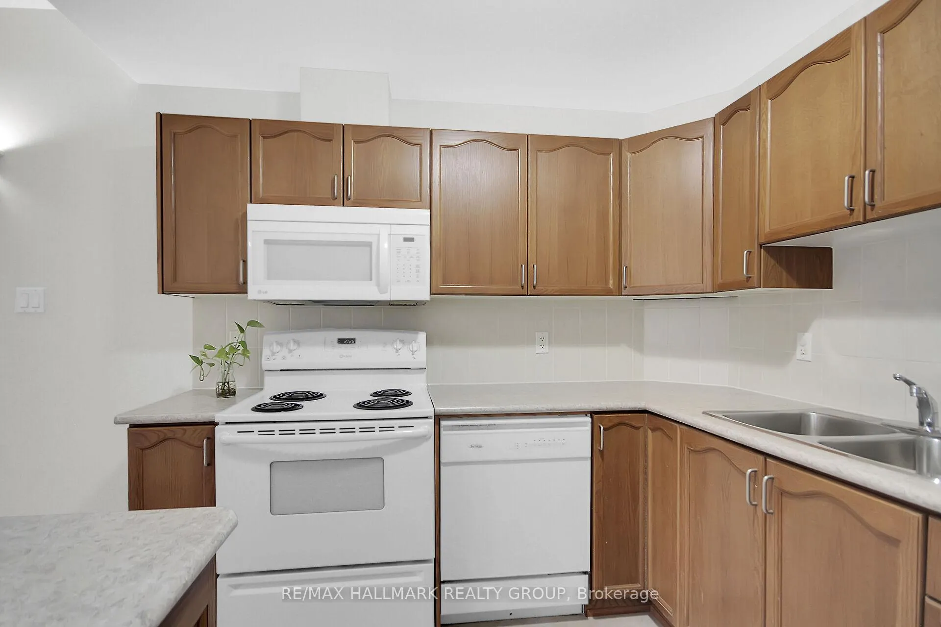 Photo 11 of Unit B, 251 Crestway Drive, Ottawa, Barrhaven East — HOMEH