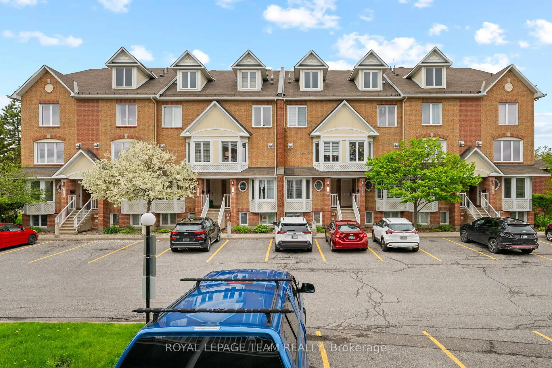 Photo 4 of Unit 20, 1108 Gablefield Private, Ottawa, Beaconwood — HOMEH