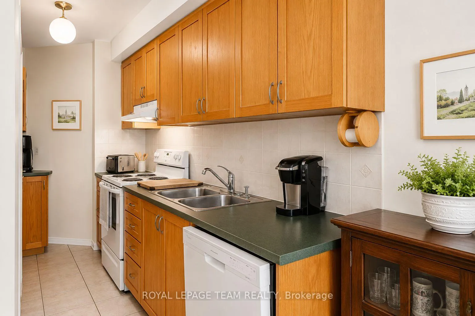 Photo 13 of Unit 20, 1108 Gablefield Private, Ottawa, Beaconwood — HOMEH