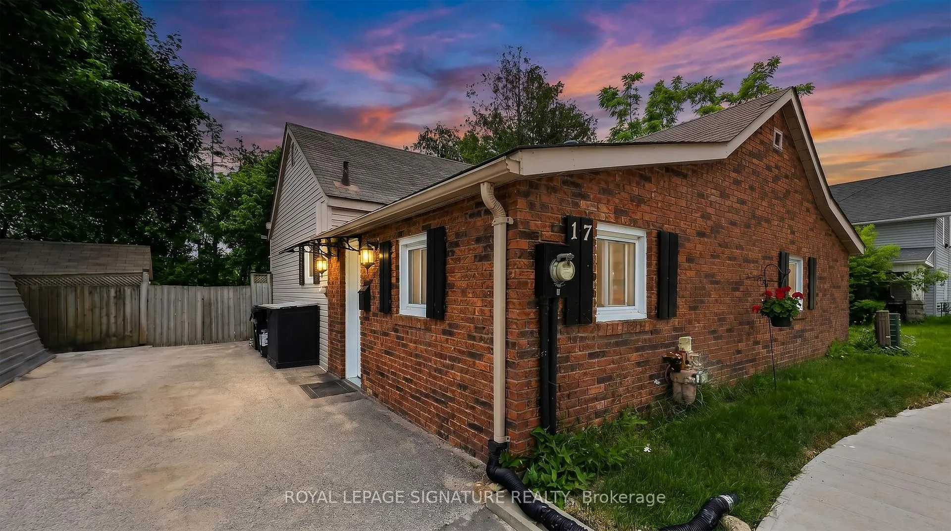 Front of 17 Grove Street W