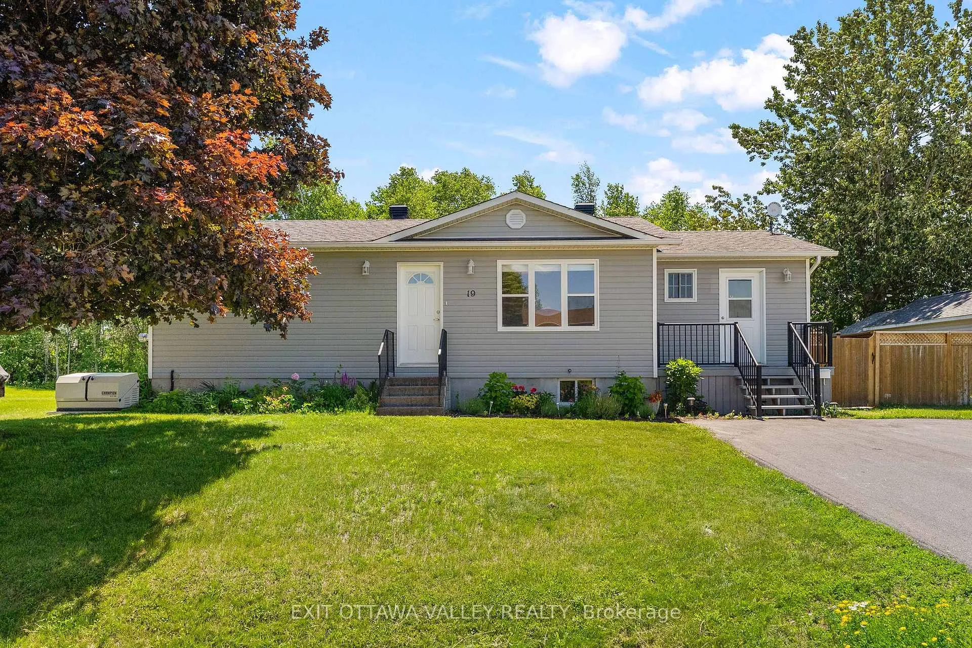 Photo 2 of 19 Vera Crescent, Whitewater Region, Beachburg — HOMEH