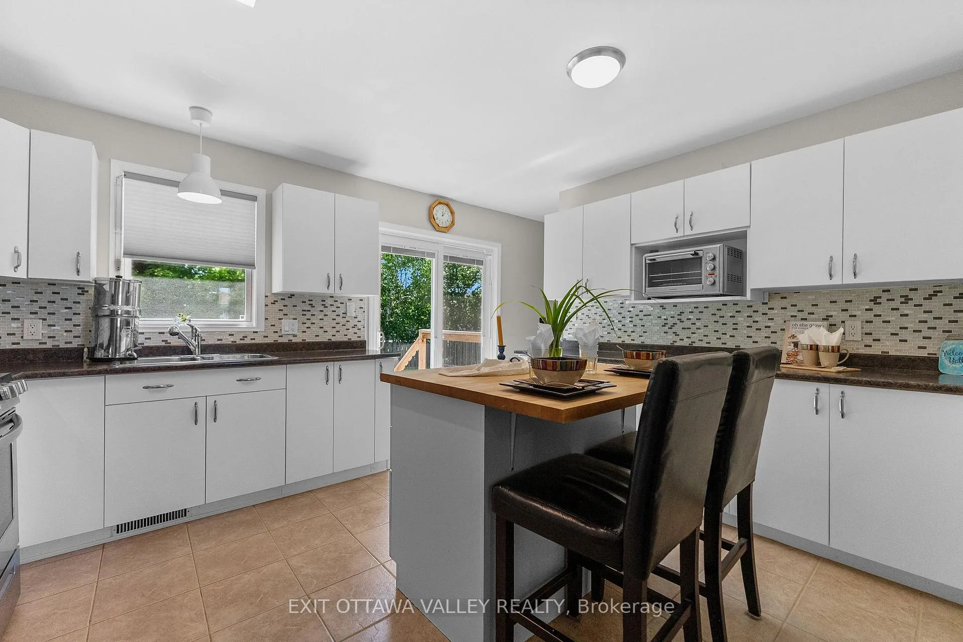Photo 10 of 19 Vera Crescent, Whitewater Region, Beachburg — HOMEH