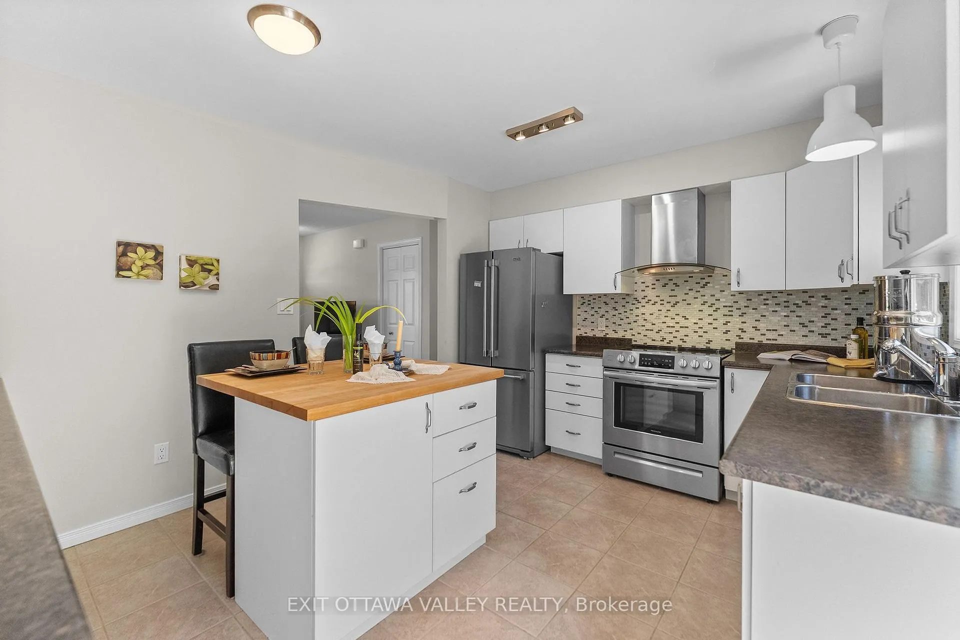 Photo 12 of 19 Vera Crescent, Whitewater Region, Beachburg — HOMEH