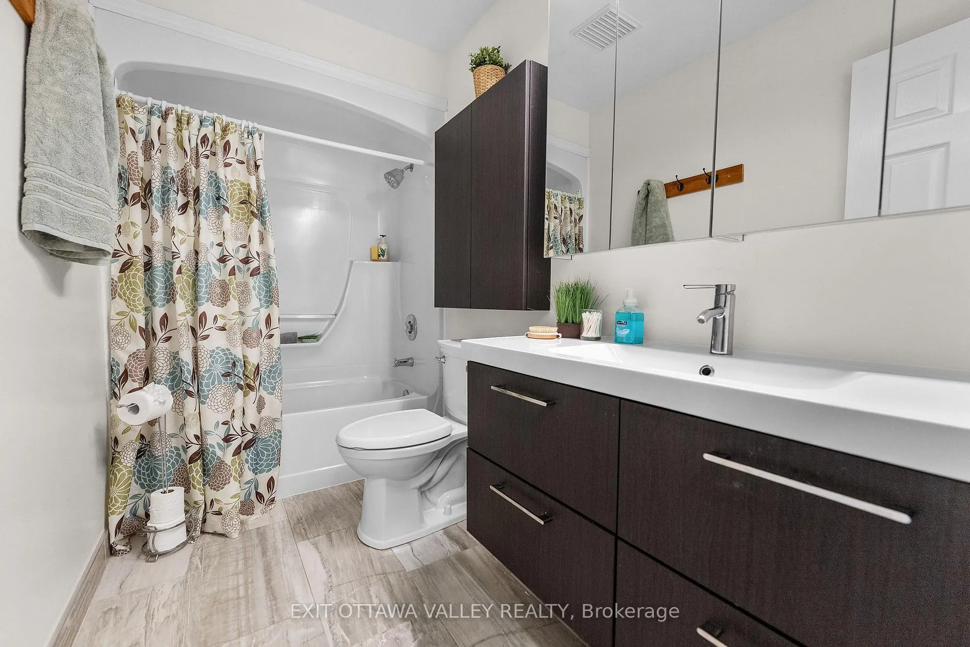 Photo 18 of 19 Vera Crescent, Whitewater Region, Beachburg — HOMEH