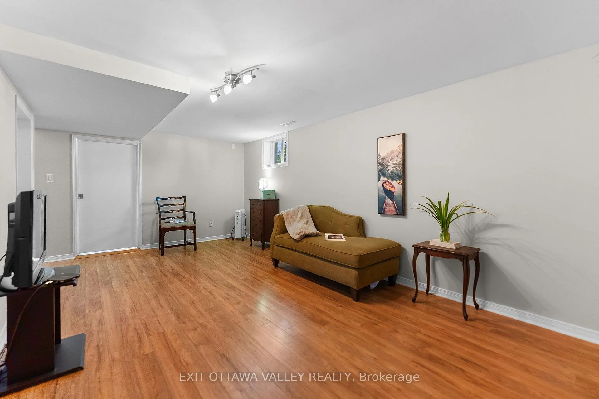 Photo 20 of 19 Vera Crescent, Whitewater Region, Beachburg — HOMEH