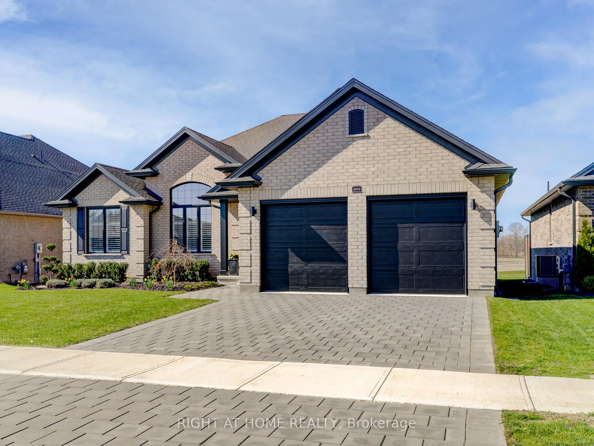 Photo 2 of 2043 Lockwood Crescent, Strathroy-Caradoc, Mount Brydges — HOMEH