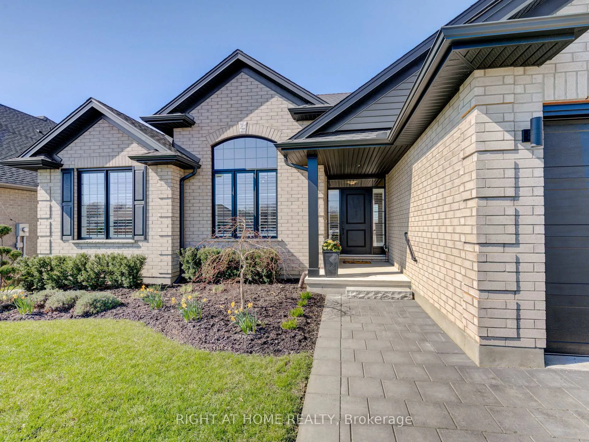 Photo 3 of 2043 Lockwood Crescent, Strathroy-Caradoc, Mount Brydges — HOMEH