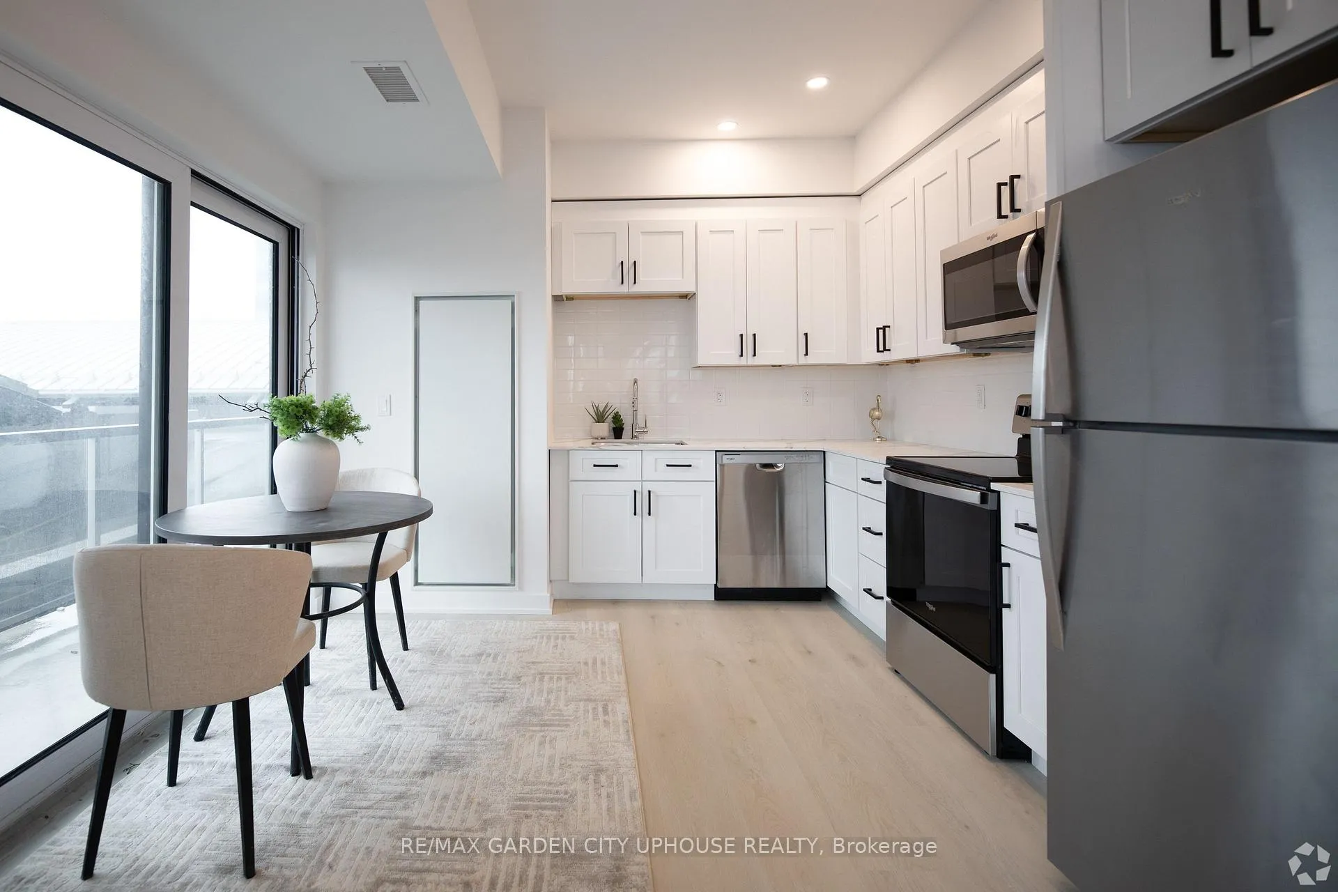 Photo 4 of Unit 801, 57 Carlisle Street, St. Catharines, Downtown — HOMEH