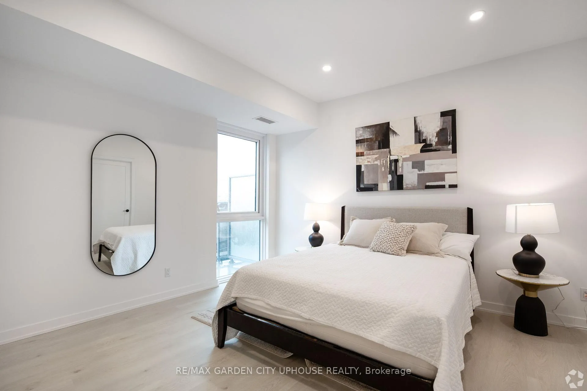 Photo 5 of Unit 801, 57 Carlisle Street, St. Catharines, Downtown — HOMEH