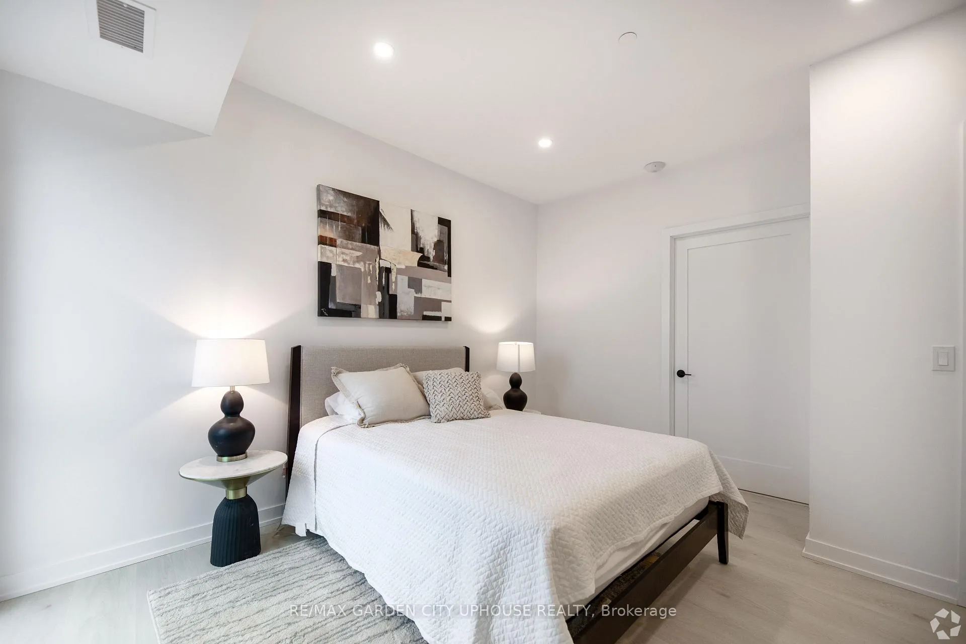 Photo 6 of Unit 801, 57 Carlisle Street, St. Catharines, Downtown — HOMEH