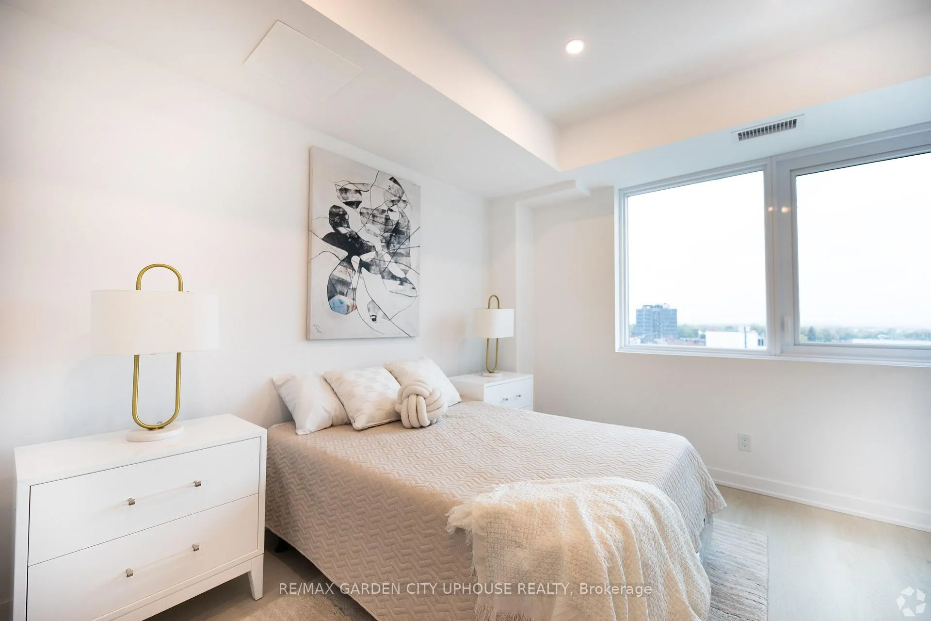 Photo 8 of Unit 801, 57 Carlisle Street, St. Catharines, Downtown — HOMEH