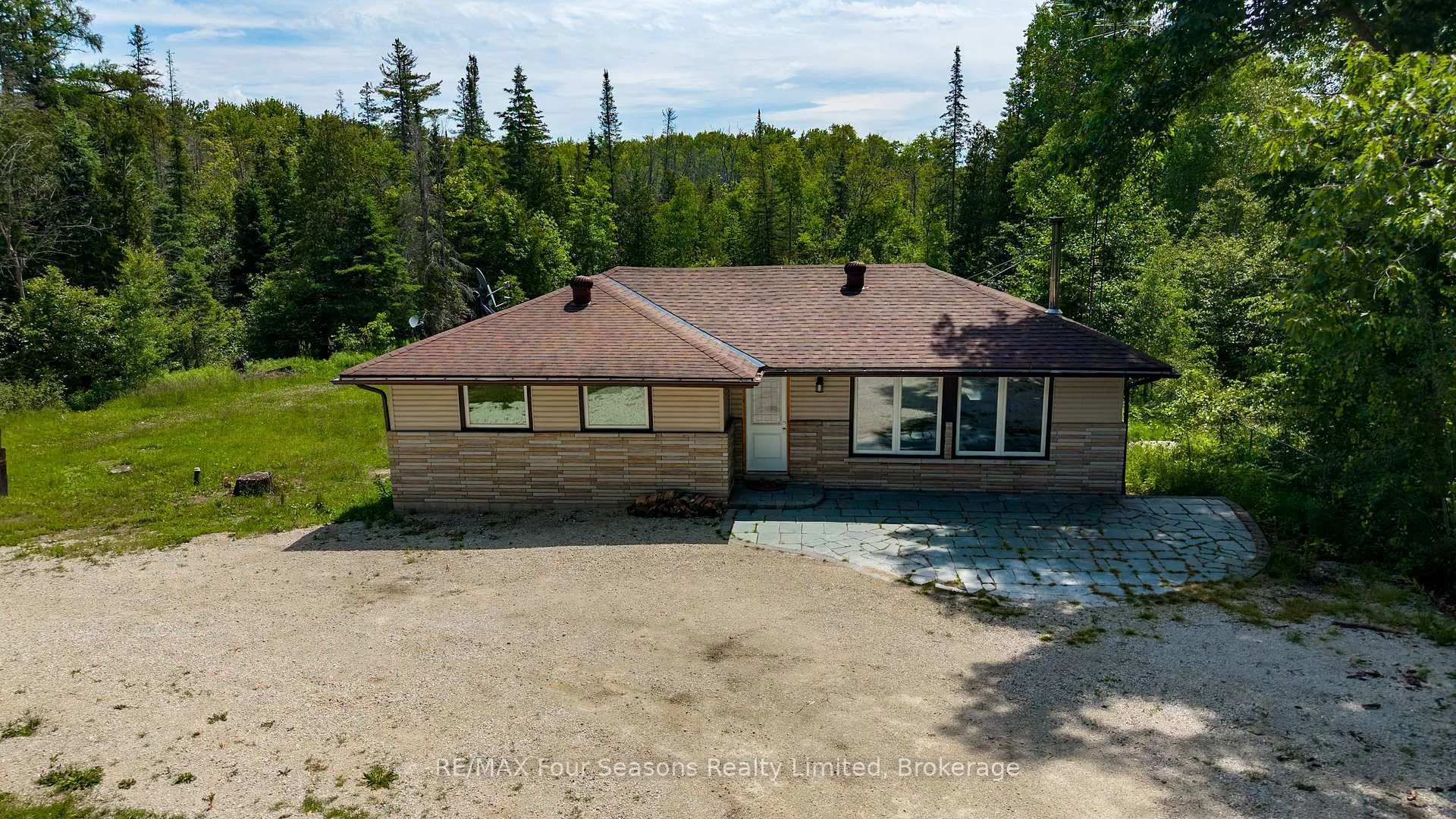 Photo 3 of 2133 Klondike Park Road, Wasaga Beach — HOMEH