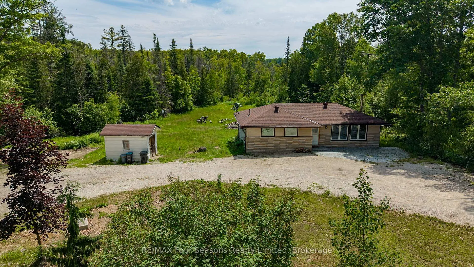 Photo 4 of 2133 Klondike Park Road, Wasaga Beach — HOMEH