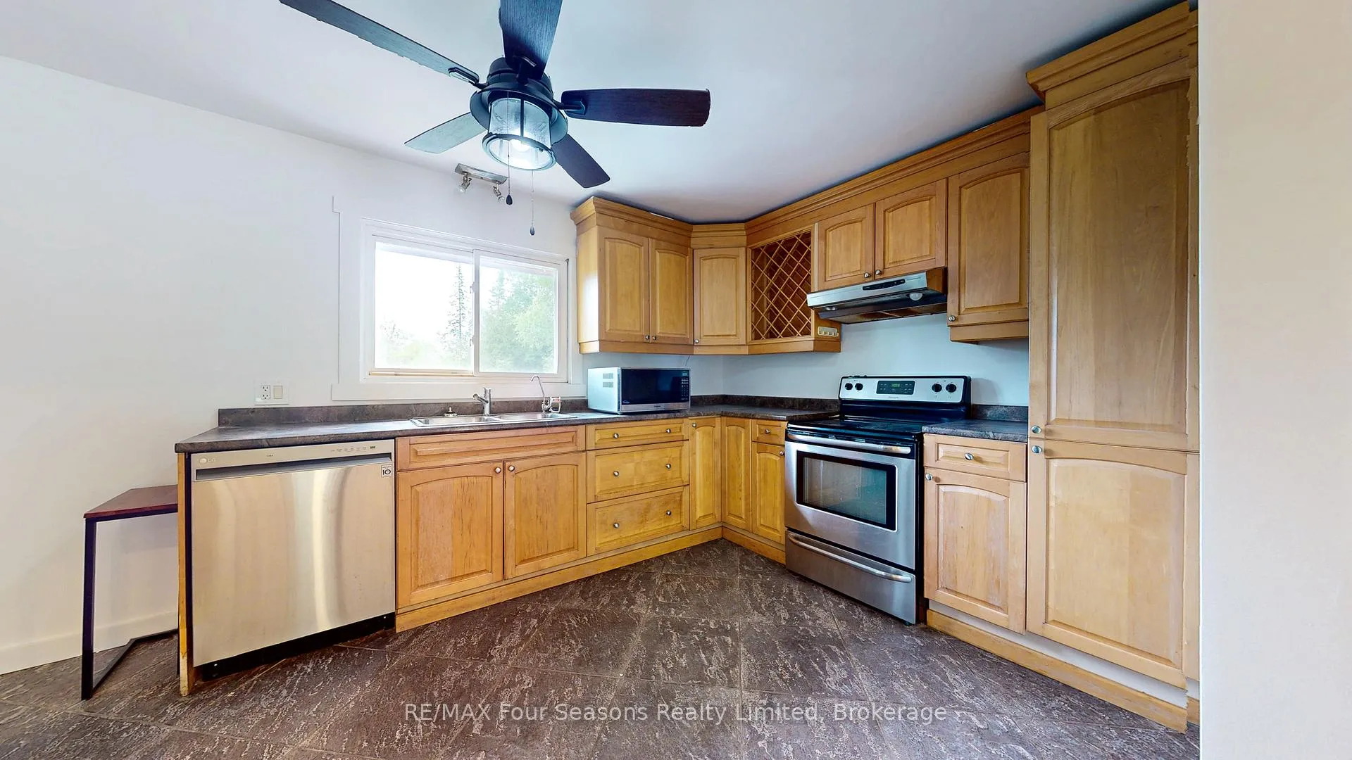 Photo 10 of 2133 Klondike Park Road, Wasaga Beach — HOMEH
