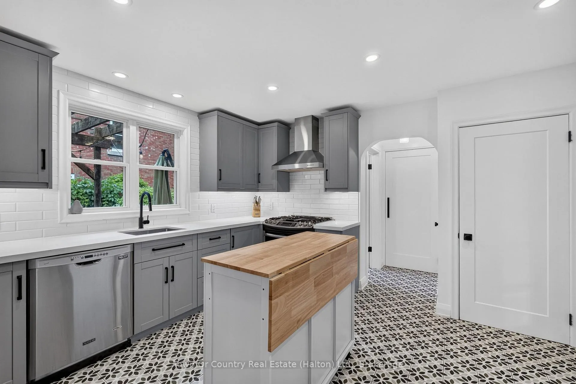 Photo 17 of 36 Willow Street N, Halton Hills, Acton — HOMEH